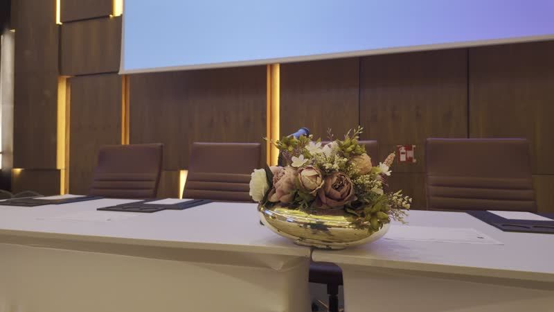 Salle de conférence préparée pour une rencontre institutionnelle