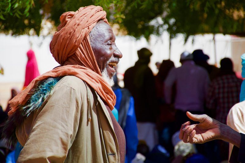 Homme âgé souriant lors d'une action communautaire