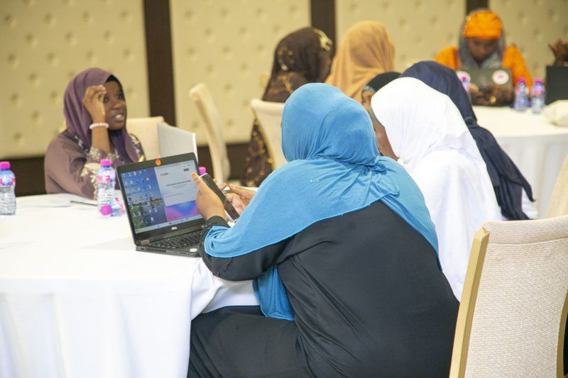 Jeunes femmes sur ordinateur, programme ICT Girls